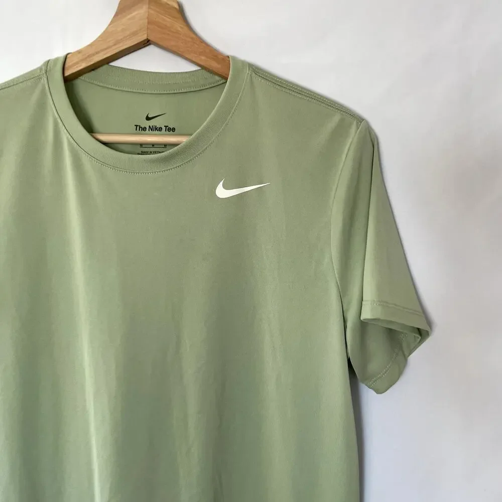 The Nike Tee dri-fit green short sleeved shirt men's size medium athletic top